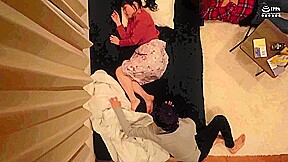 むっちりGカップを彼氏の前でNTRしちゃう雑魚寝SEX