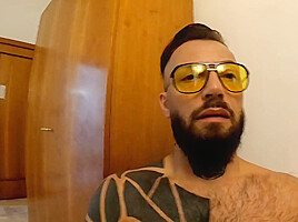Prima Di Girare Un Video… Lei Lo Spompina E Poi Lo Insulta