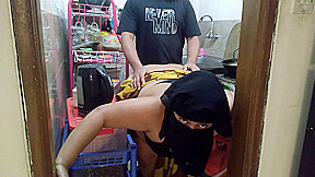 Aram Se Chodo, Drd Ho Raha Hai) I Fucked Indian Hot Aunty In The Kitchen While She Was Cooking – Hin