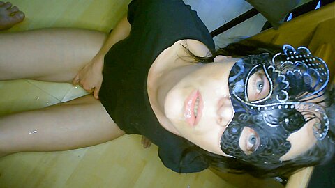 Milf Se Prend Un Facial Se Masturbe Ensuite Et Jouis Seule